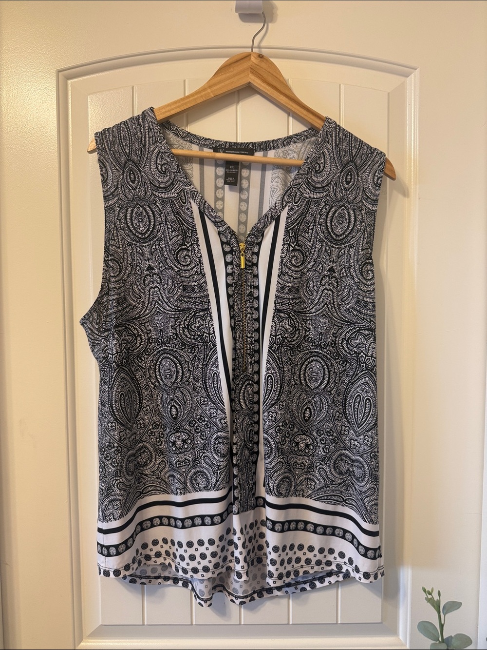 INC International Concepts Black & White Paisley Zip-Front Sleeveless Top